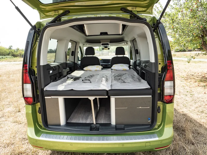 Bett mit Klappsitzbank für VW Caddy LR (ab 5/20) / Ford Connect LR (ab 2023) – Weekender 2