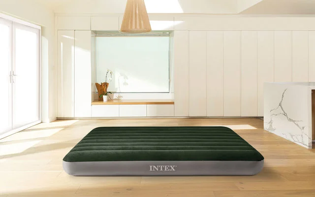 Intex Luftbett mit integrierter Pumpe