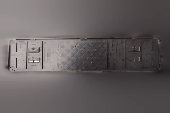 Kfz-Kennzeichenhalter aus Kunststoff