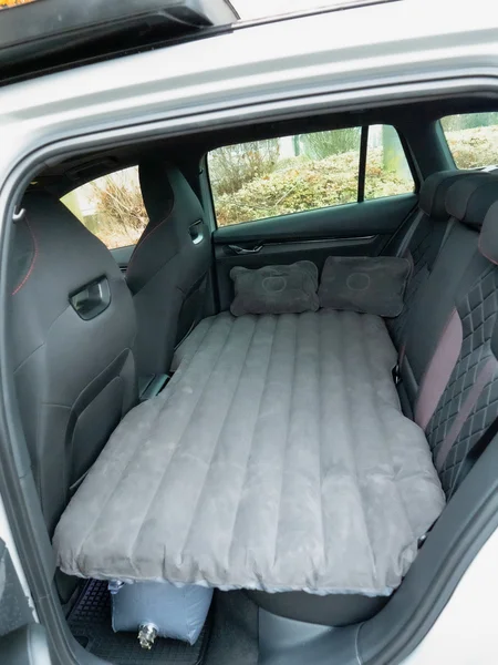 Luftmatratze für die Rückbank