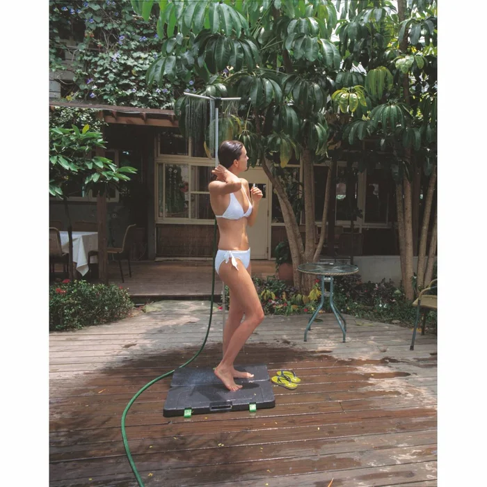 Mobile Außendusche fürs Camping im Kofferformat