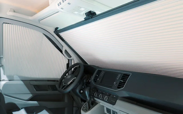 Remis Fahrerhausverdunkelung REMIfront vertikales System für den MAN TGE / VW Crafter