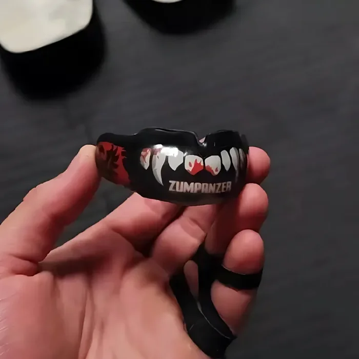 Vampirzähne mit Name und Flagge – Maßgefertigter Mundschutz mit Abdruckset