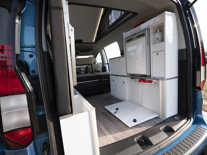 VW Caddy Maxi / Ford Connect Möbelzeile als Fertigteil Camp 2 – Hochglanz weiß