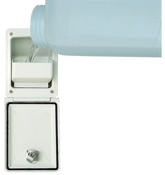 Wasserbefüllklappe mit integriertem Trichter