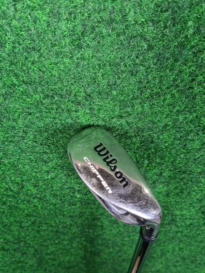 WILSON Deep Red Chipper – Herren (Stahl, 35 Zoll, Rechts, 37°, Regular)